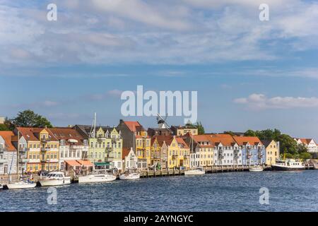Bunte Häuser an der Anlegestelle im Hafen von Sonderborg, Dänemark Stockfoto