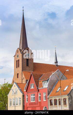 Bunte Häuser und Kirchturm in der Altstadt von Sonderborg, Dänemark Stockfoto