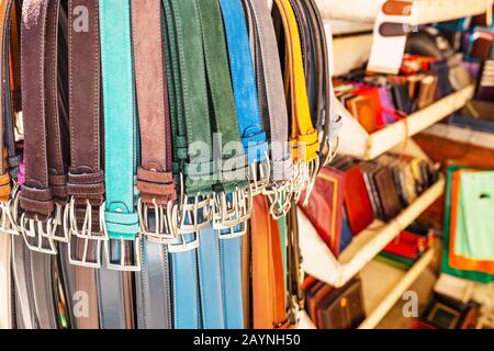 Verschiedene Lederriemen zum Verkauf auf dem Openair-Markt Stockfoto