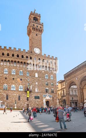 19. OKTOBER 2018, FLORENZ, ITALIEN: Panoramablick auf den Palazzo Vecchio und den Uhrturm vom Signoria Platz Stockfoto