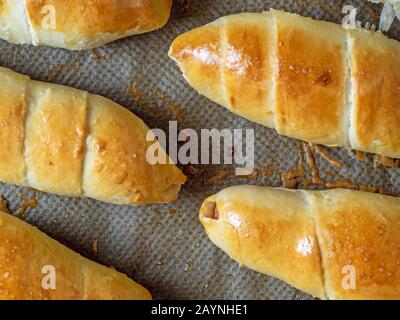 Draufsicht über Die fertige saftige Wurst im Teig. Nahaufnahme von Mehlprodukten Stockfoto