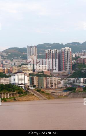 Blick auf die Stadt Fengjie am Jangtsekiang, wenige hundert Kilometer flussaufwärts von der Drei-Schluchten-Staumauer, China. Stockfoto