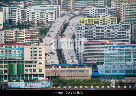 Blick auf die Stadt Fengjie am Jangtsekiang, wenige hundert Kilometer flussaufwärts von der Drei-Schluchten-Staumauer, China. Stockfoto