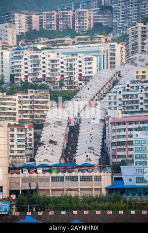 Blick auf die Stadt Fengjie am Jangtsekiang, wenige hundert Kilometer flussaufwärts von der Drei-Schluchten-Staumauer, China. Stockfoto