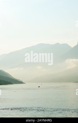 Die Qutang-Schlucht im Morgennebel, die kürzeste und spektakulärste der Chinas Three Gorges, Jangtsekiang, China. Stockfoto