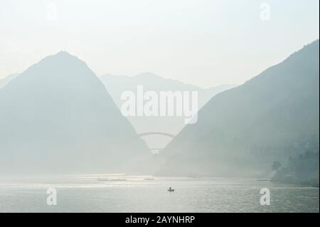 Eingang zur Wu-Schlucht (Drei Schluchten) mit der Wushan Changjiang-Brücke über den Jangtsekiang, China. Stockfoto