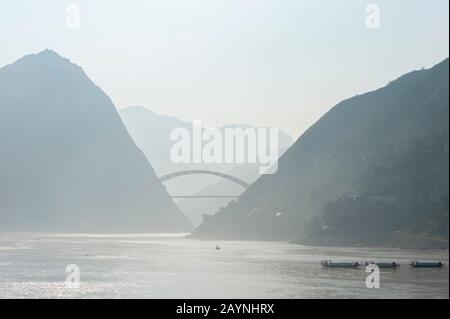 Eingang zur Wu-Schlucht (Drei Schluchten) mit der Wushan Changjiang-Brücke über den Jangtsekiang, China. Stockfoto