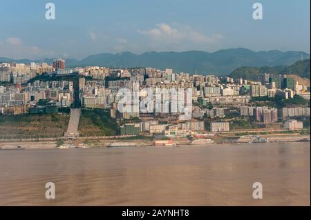 Blick auf die Stadt Wushan in der Nähe der Wu-Schlucht (Drei Schluchten) am Jangtsekiang, China. Stockfoto