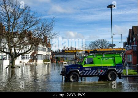 Flooding, Datchet Berkshire, Großbritannien. Februar 2014. Die Themse platzt nach starken Regenfällen und überschwemmt Die Green und Roads im Zentrum von Datchet Village. Kredit: Maureen McLean/Alamy Stockfoto