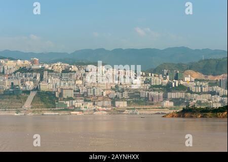 Blick auf die Stadt Wushan in der Nähe der Wu-Schlucht (Drei Schluchten) am Jangtsekiang, China. Stockfoto