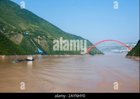 Eingang zur Wu-Schlucht (Drei Schluchten) mit der Wushan Changjiang-Brücke über den Jangtsekiang, China. Stockfoto