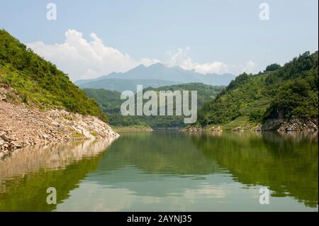 Landschaft in der Nähe von Badong am Shennong-Bach, einem Zufluss des Jangtsekiang an der Wu-Schlucht (Drei Schluchten) in China. Stockfoto