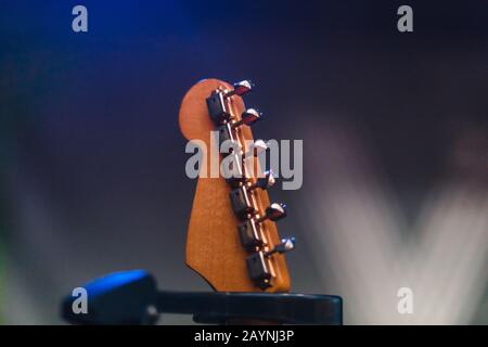 Gitarrendetail mit Körper und Hals, auf Holzboden verlegt Stockfoto