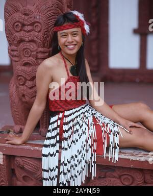 Neuseeland, Bay of Plenty, Rotorua, eine Maori-Frau in traditioneller Tracht, die bekanntermaßen aus Polynesien stammt. Stockfoto