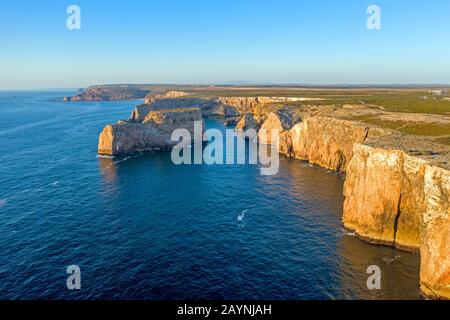 Luft aus Felsformationen am Südwestpunkt in Portugal Stockfoto