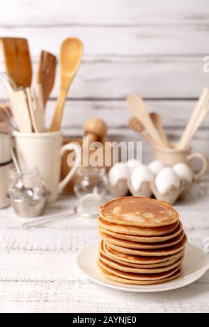 Kochen Pfannkuchen. Zutaten, Geschirr und Küchenutensilien für Pfannkuchen. Selektive konzentrieren. Stockfoto