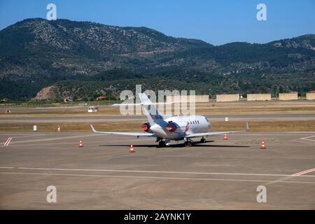 Mai 2019 - kleiner privater Geschäftsjet auf der Taxifahrt am Dalaman Flughafen, Türkei geparkt. Stockfoto
