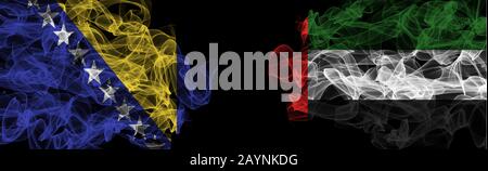 Flaggen von Bosnien und Herzegowina und den Vereinigten Arabischen Emiraten auf schwarzem Hintergrund, Bosnien und Herzegowina im Vergleich zu Rauchfahnen der Vereinigten Arabischen Emirate Stockfoto