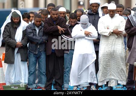 Atilla Ahmet alias abu abdullah leitet Freitagsgebete auf der Straße vor einer Moschee im Finsbury Park, North London, nachdem sie auf bitten der Polizei geschlossen wurde, dass sie zu einem Treffpunkt für viele radikale Muslime geworden sei. Im Jahr 2003.150 Polizisten der Terrorismusbekämpfung führten einen nächtlichen überfall auf das Gebäude durch, indem sie eine Betäubungswaffe und einen Gasbehälter der CS beschlagten und sieben Männer nach dem Terrorismusgesetz 2000 feststellten. Der Inman Abu Hamza predigte bis zu seiner Verhaftung im Mai 2004 jeden Freitag auf der Straße vor der geschlossenen Moschee. Stockfoto
