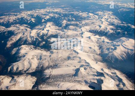 Blick auf das schneebedeckte Altai-Gebirge (Altay-Gebirge) in der Nähe von Ulgii im Westen der Mongolei. Stockfoto