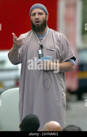 Atilla Ahmet alias abu abdullah leitet Freitagsgebete auf der Straße vor einer Moschee im Finsbury Park, North London, nachdem sie auf bitten der Polizei geschlossen wurde, dass sie zu einem Treffpunkt für viele radikale Muslime geworden sei. Im Jahr 2003.150 Polizisten der Terrorismusbekämpfung führten einen nächtlichen überfall auf das Gebäude durch, indem sie eine Betäubungswaffe und einen Gasbehälter der CS beschlagten und sieben Männer nach dem Terrorismusgesetz 2000 feststellten. Der Inman Abu Hamza predigte bis zu seiner Verhaftung im Mai 2004 jeden Freitag auf der Straße vor der geschlossenen Moschee. Stockfoto