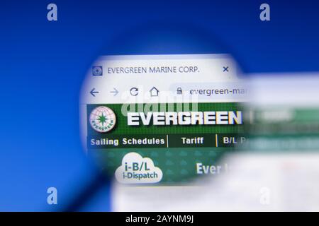 Sankt Petersburg, Russland - 18. Februar 2020: Webseiten-Logo der Firma Evergreen Marine auf Laptop-Display. Bildschirm mit Symbol, Bildmaterial Stockfoto