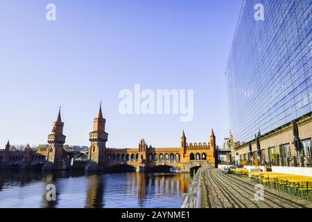 Oberbaum-Brücke, Spree, Friedrichshain-Kreuzberg, Berlin, Deutschland Stockfoto