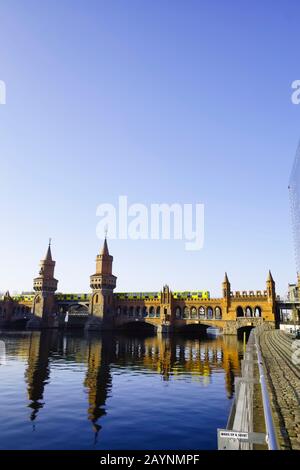 Oberbaum-Brücke, Spree, Friedrichshain-Kreuzberg, Berlin, Deutschland Stockfoto