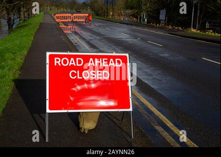 Floods, Home Park, Windsor, Berkshire, Großbritannien. Februar 2014. Die Themse platzt nach starken Regenfällen und Überschwemmungen, die vom Windsor Rugby Club genutzt werden. Kredit: Maureen McLean/Alamy Stockfoto