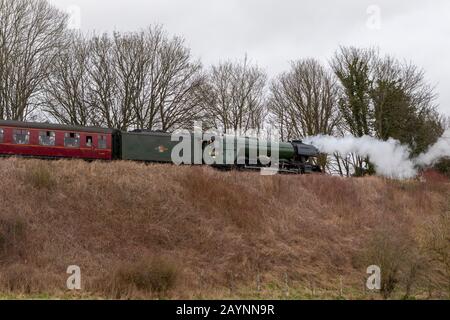 Weltberühmte Dampfeisenbahn Flying Scotsman, die auf der Watercress Line in Hampshire läuft. Anwesend bei der Wiedereröffnung der gesamten Alresford to Alton Line. Stockfoto