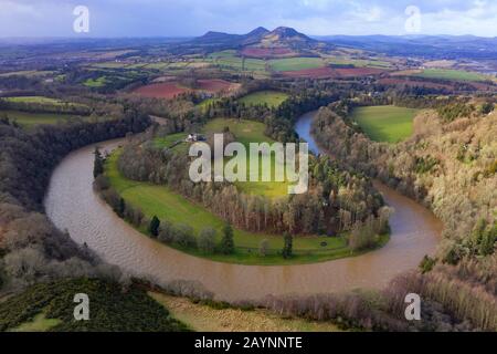 Melrose, Schottland, Großbritannien. Februar 2020. Blick auf einen geschwollenen River Tweed und Eildon Hills in Scott's View in den schottischen Grenzen nach starken Regenfällen während des Sturms Dennis. Der Sturm verursachte in den schottischen Grenzen umfangreiche Überschwemmungen. Stockfoto