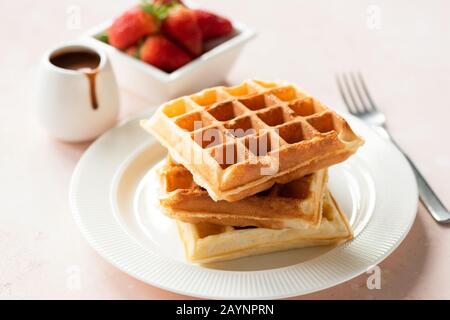 Hausgemachte Belgische Waffeln Mit Schokoladensoße Und Frischen Erdbeeren Stockfoto