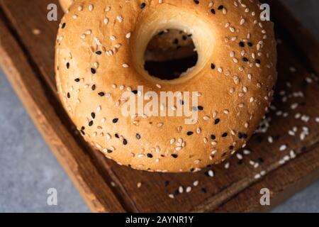 Sesambagel auf Holzbrett mit Nahansicht Stockfoto