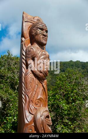 Ein Maori-Pole im historischen Meretoto (Ship Cove) in Queen Charlotte Sound in den Marlborough Sounds der Südinsel, die Kapitän James Cook war Stockfoto