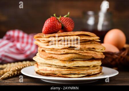 Dünne Pfannkuchen, Crepes Oder Blini Mit Frischen Erdbeeren Auf Holztisch. Nahansicht Stockfoto