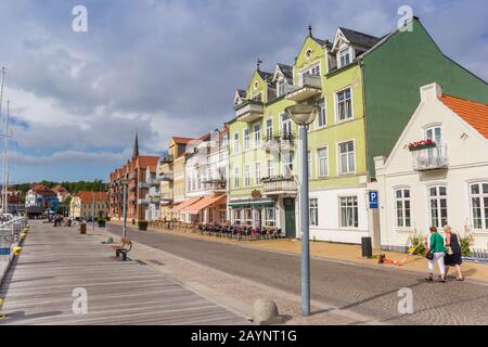 Holzsteg und bunte Häuser im Hafen von Sonderborg, Dänemark Stockfoto