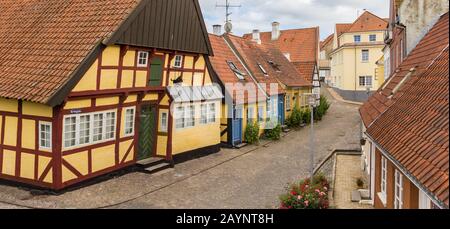 Blick auf eine Straße mit alten Häusern in Sonderborg, Dänemark Stockfoto