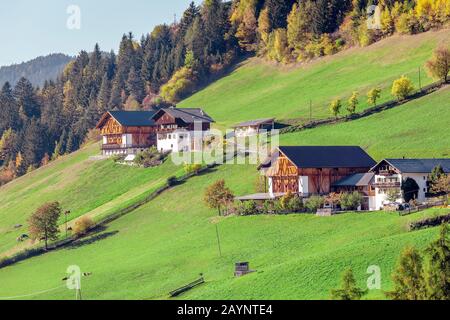 Santa Maddalena Dorf vor dem Geisler oder Geisler Dolomiten Gruppe, Val di Funes, Val di Funes, Trentino Alto Adige, Italien, Europa. Stockfoto