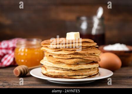 Stapel Hausgemachter Crepes, Blini, Dünne Pfannkuchen Mit Honig Und Butter. Russisches Maslenitsa-Weihnachtskonzept Stockfoto