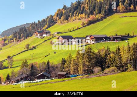 Ländliches Dorf im Alpengebirge in den Alpen der Alpen. Berühmtes Reiseziel Stockfoto