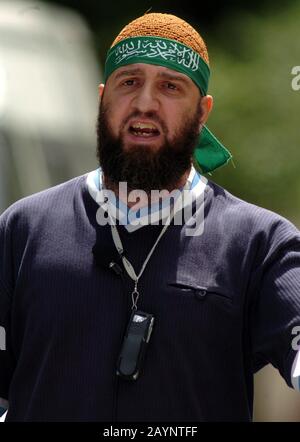 Atilla Ahmet alias abu abdullah leitet Freitagsgebete auf der Straße vor einer Moschee im Finsbury Park, North London, nachdem sie auf bitten der Polizei geschlossen wurde, dass sie zu einem Treffpunkt für viele radikale Muslime geworden sei. Im Jahr 2003.150 Polizisten der Terrorismusbekämpfung führten einen nächtlichen überfall auf das Gebäude durch, indem sie eine Betäubungswaffe und einen Gasbehälter der CS beschlagten und sieben Männer nach dem Terrorismusgesetz 2000 feststellten. Der Inman Abu Hamza predigte bis zu seiner Verhaftung im Mai 2004 jeden Freitag auf der Straße vor der geschlossenen Moschee. Stockfoto