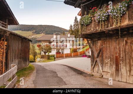 21. OKTOBER 2018, SANTA MAGDALENA, ITALIEN: Ein malerisches Dorf mit Hotels und Pensionen im Tal der Fünen in den italienischen Alpen der Dolmen Stockfoto