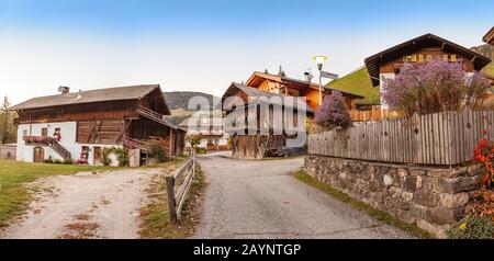 21. OKTOBER 2018, SANTA MAGDALENA, ITALIEN: Ein malerisches Dorf mit Hotels und Pensionen im Tal der Fünen in den italienischen Alpen der Dolmen Stockfoto