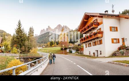 21. OKTOBER 2018, SANTA MAGDALENA, ITALIEN: Ein malerisches Dorf mit Hotels und Pensionen im Tal der Fünen in den italienischen Alpen der Dolmen Stockfoto