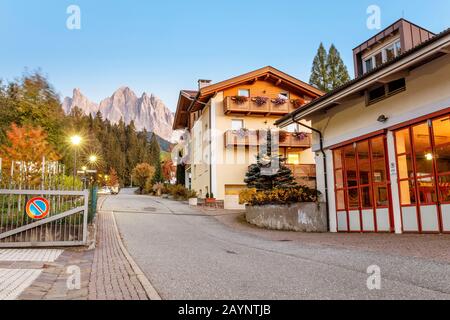 21. OKTOBER 2018, SANTA MAGDALENA, ITALIEN: Ein malerisches Dorf mit Hotels und Pensionen im Tal der Fünen in den italienischen Alpen der Dolmen Stockfoto