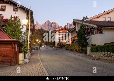 21. OKTOBER 2018, SANTA MAGDALENA, ITALIEN: Ein malerisches Dorf mit Hotels und Pensionen im Tal der Fünen in den italienischen Alpen der Dolmen Stockfoto