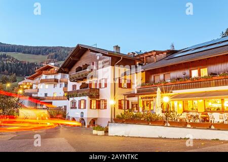 21. OKTOBER 2018, SANTA MAGDALENA, ITALIEN: Ein malerisches Dorf mit Hotels und Pensionen im Tal der Fünen in den italienischen Alpen der Dolmen Stockfoto