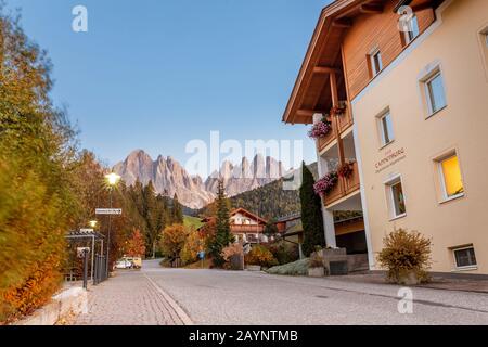 21. OKTOBER 2018, SANTA MAGDALENA, ITALIEN: Ein malerisches Dorf mit Hotels und Pensionen im Tal der Fünen in den italienischen Alpen der Dolmen Stockfoto