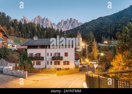 21. OKTOBER 2018, SANTA MAGDALENA, ITALIEN: Ein malerisches Dorf mit Hotels und Pensionen im Tal der Fünen in den italienischen Alpen der Dolmen Stockfoto