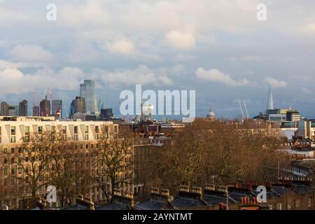 London, Großbritannien. Februar 2020. Sonnenschein Lichtwolke und blauer Himmel über London nach Sturm Dennis passiert. Stockfoto